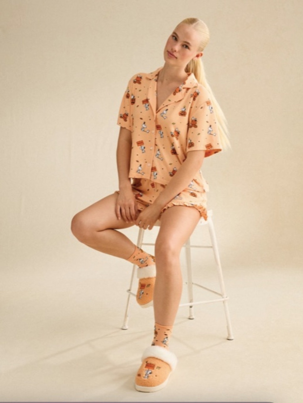 American Eagle x Peanut Snoopy Luxe Plush Button-Up PJ Set Medium + Socks - Picture 5 of 11